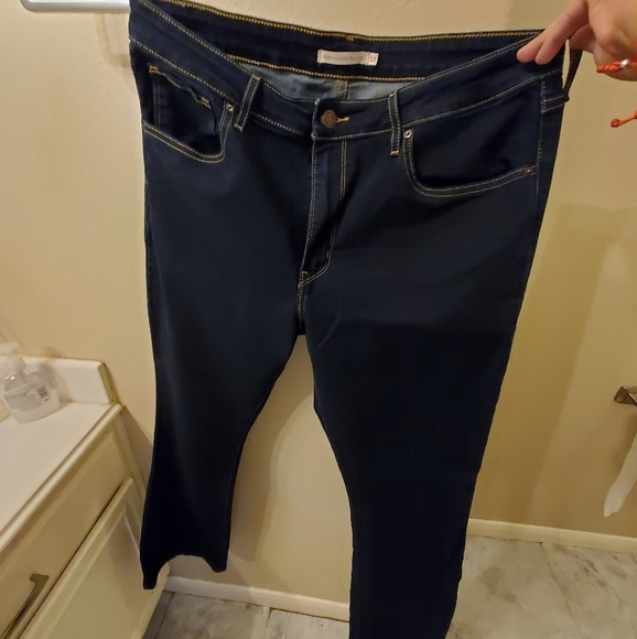 Levis - Picture 2 of 2